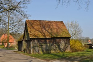 Straßenszene in Eickeloh mit alten Holzschuppen