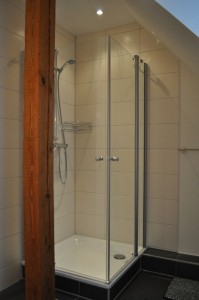 Das Badezimmer der Fewo "Leine" ist mit einer Dusche mit Duschkabine ausgestattet.